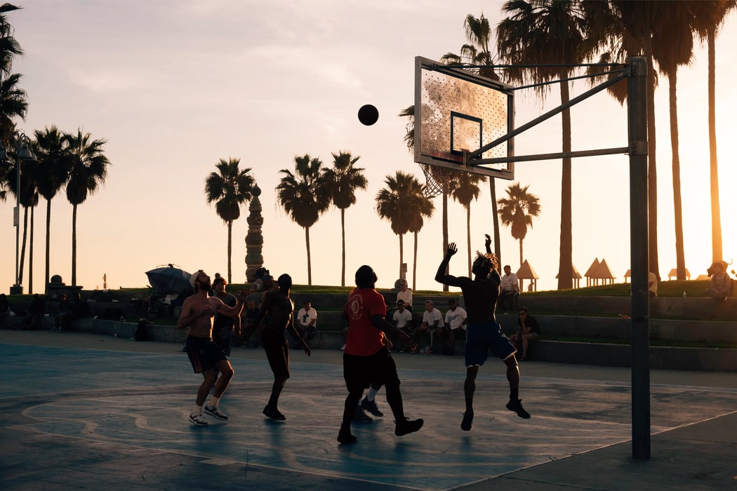 5 redenen om een basketbalveld aan je achtertuin toe te voegen